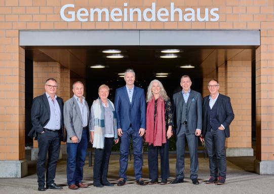 Legende (v.l.n.r.): Marcel Schenk (Vizepräsident, SP), Christian Gerber (EDU), Elisabeth Schwarz (SVP), Reto Jakob (Gemeindepräsident, SVP), Bettina Joder Stüdle (SP), Konrad E. Moser (FDP.Die Liberalen), Hans Berger (glp)