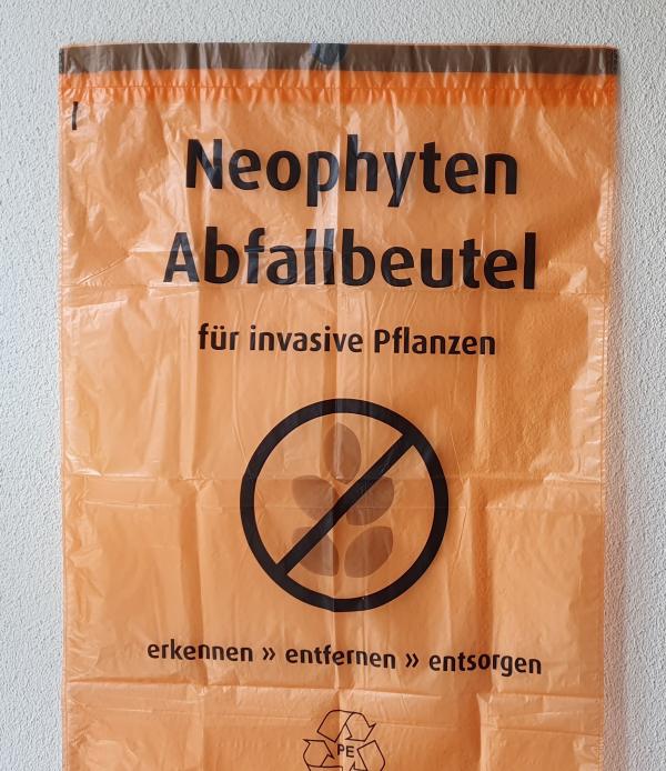 Neuer Kehrichtsack für invasive Neophyten