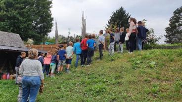 Kinder erhalten Anweisungen zur Bepflanzung, Herbst 2021