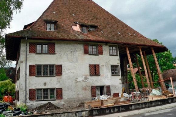 Statische Abstützung des Dachstuhls während des Abbruchs